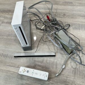 Nintendo White Wii Console with Remote, Sensor Bar and Cables